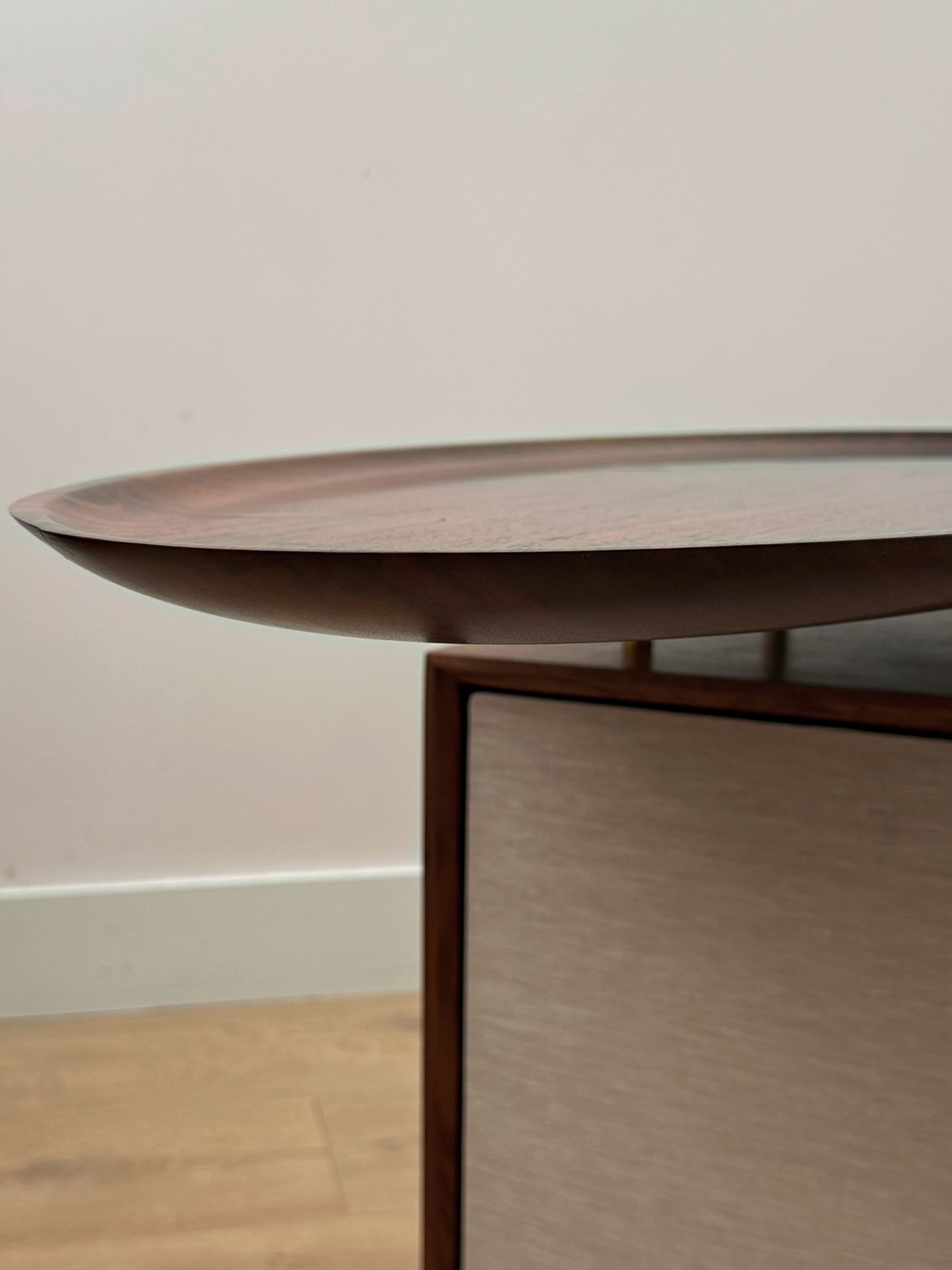 Edge of the walnut top above the grille