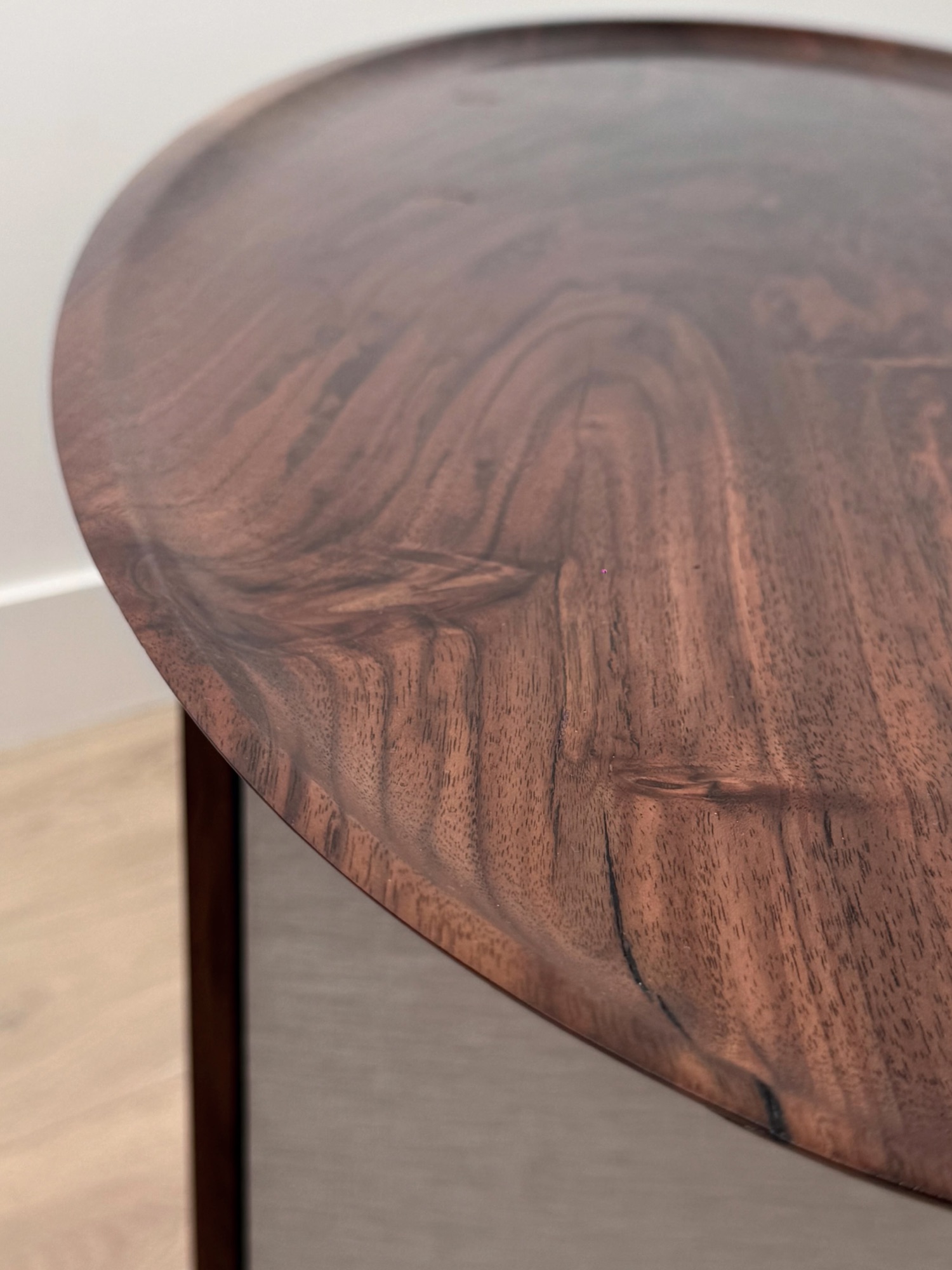 Grain detail on the walnut top